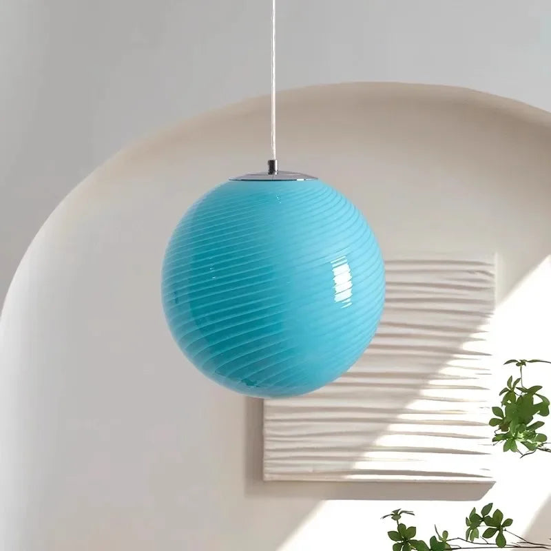 Suspension boule en verre à spirale, tons pastel – Polignano, vue d’ambiance