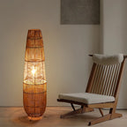 Lampadaire ou lampe en rotin tressé main, forme fuselée – Tourtour, vue d’ambiance