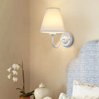 Applique Lambesc, abat-jour blanc et monture noire, au-dessus d'une commode