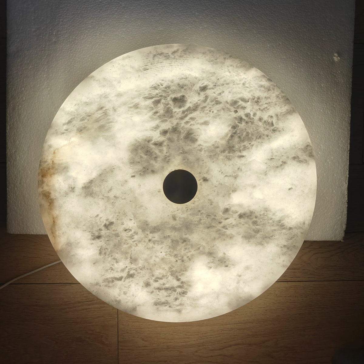 Plafonnier disque en albâtre, extra-plat – Carrare allumé