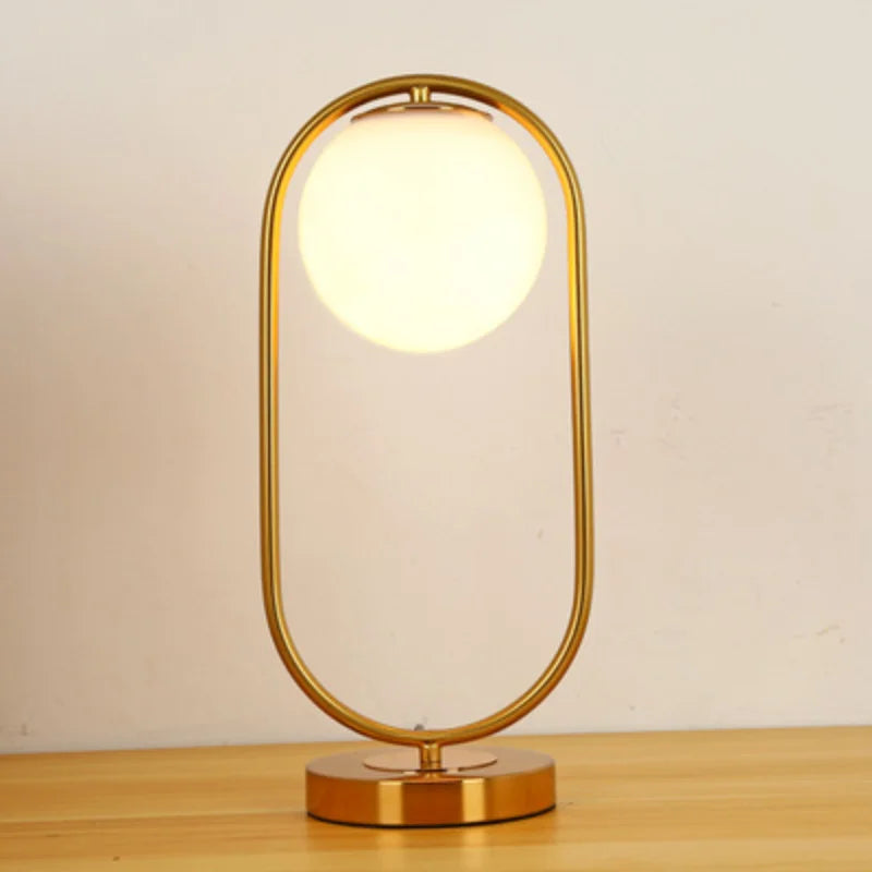 Lampe globe opalin dans un anneau, doré ou noir – Lugano, finition doré