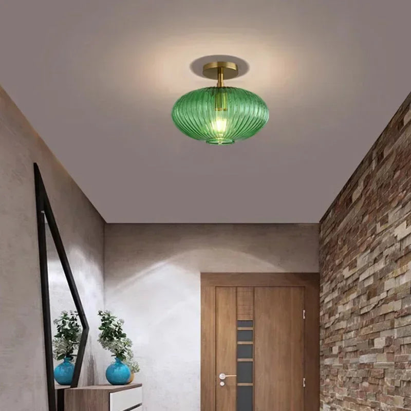 Plafonnier en verre côtelé coloré, trois formes – Vallauris dans un intérieur