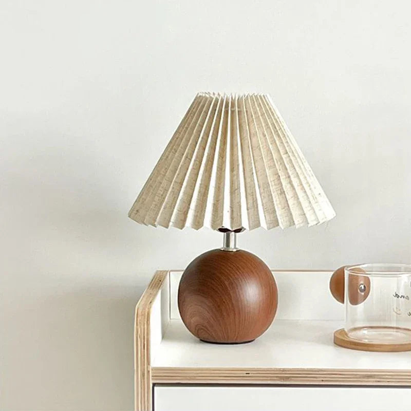 Lampe abat-jour plissé et pied boule en bois – Conques, vue d’ambiance
