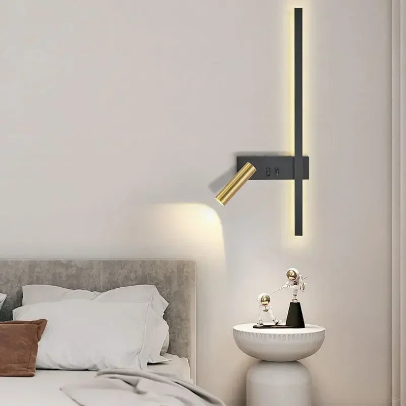 Applique LED barre noire et liseuse dorée orientable – Malcesine, vue d’ambiance