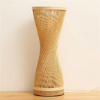 Lampe en bambou tressé main, forme sablier – Takeo, sur fond clair