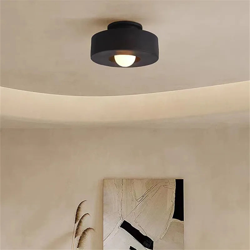 Plafonnier macaron en résine, rouge brique, vert ou noir – Florac, vue d’ambiance