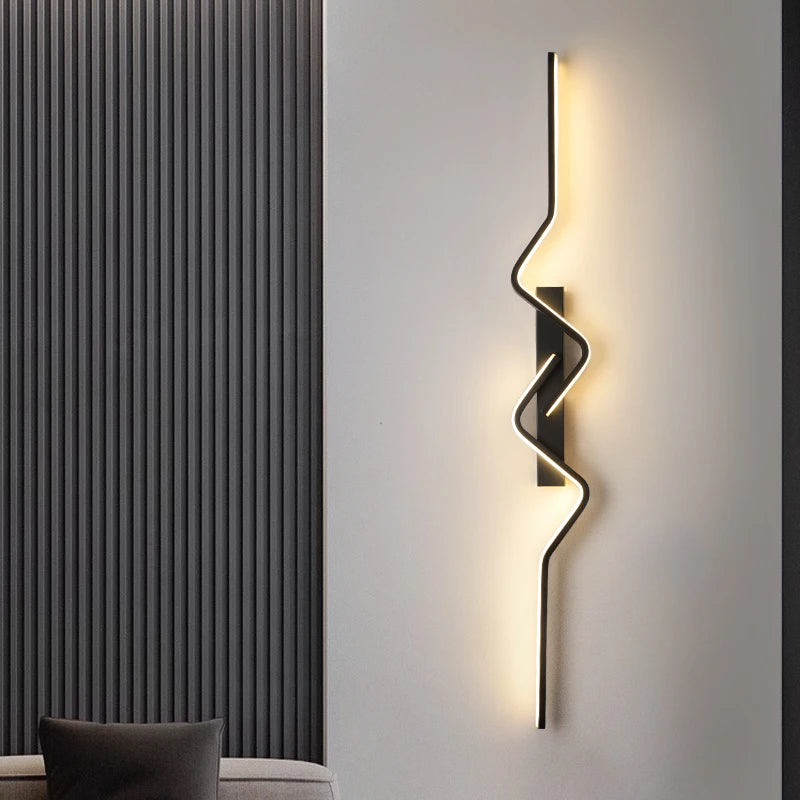 Applique LED ligne sinueuse en aluminium noir, 80 ou 100 cm – Gardone, sur fond blanc