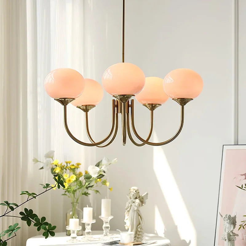 Suspension lustre à globes de verre, rose, crème ou blanc – Sèvres allumée