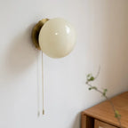 Applique boule de verre crème, blanc ou rose, esprit Bauhaus – Arona dans un intérieur