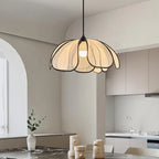Suspension fleur en tissu et métal noir bohème – Uzès dans un intérieur