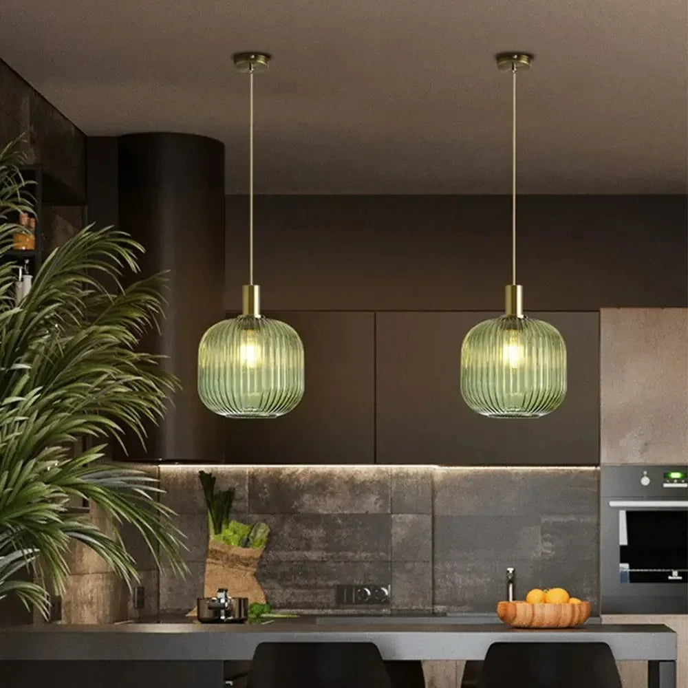 Suspension en verre strié fumé, ambré ou vert, laiton – Dozza dans un intérieur