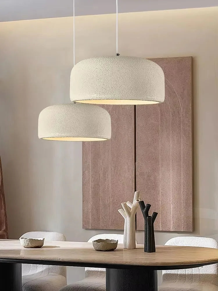 Suspension wabi-sabi tambour, sable, blanc ou terre cuite – Hasami, vue d’ambiance