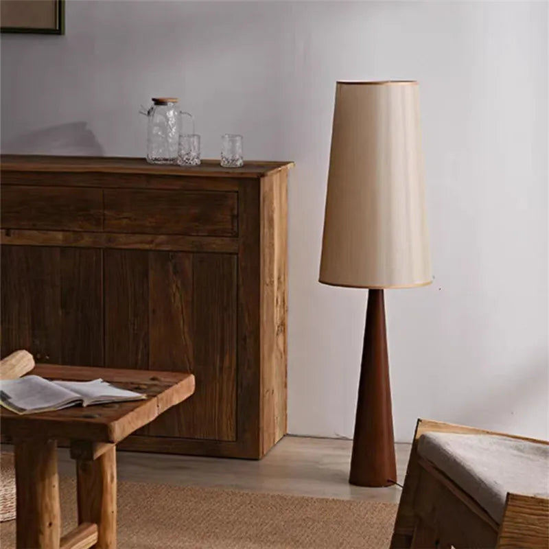 Lampadaire pied conique en bois et abat-jour en tissu – Mashiko, vue d’ambiance