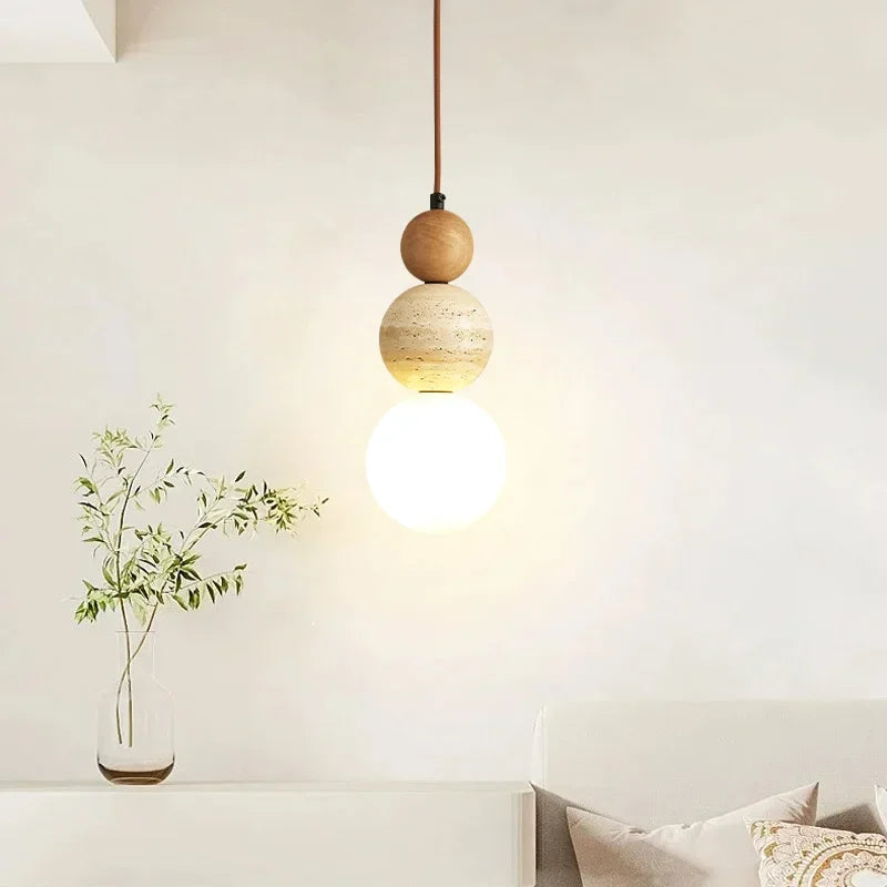 Suspension boule en pierre et bois, style wabi-sabi – Kinosaki, vue d’ambiance