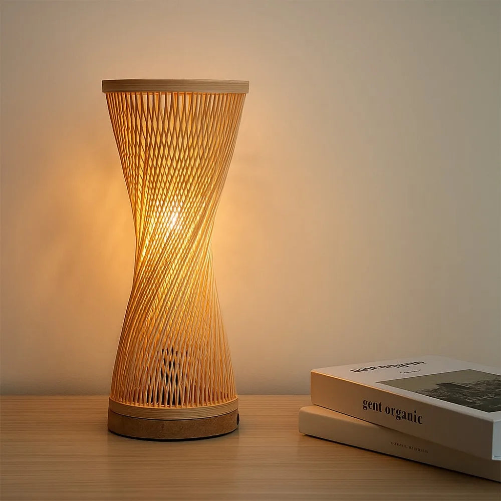 Lampe en bambou tressé main, forme sablier – Takeo dans un intérieur
