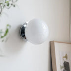 Applique boule de verre crème, blanc ou rose, esprit Bauhaus – Arona, vue d’ambiance