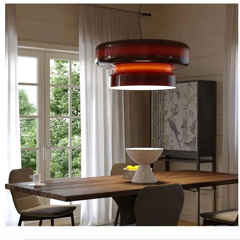 Suspension en verre coloré superposé rouge, vert ou violet – Úbeda dans un intérieur