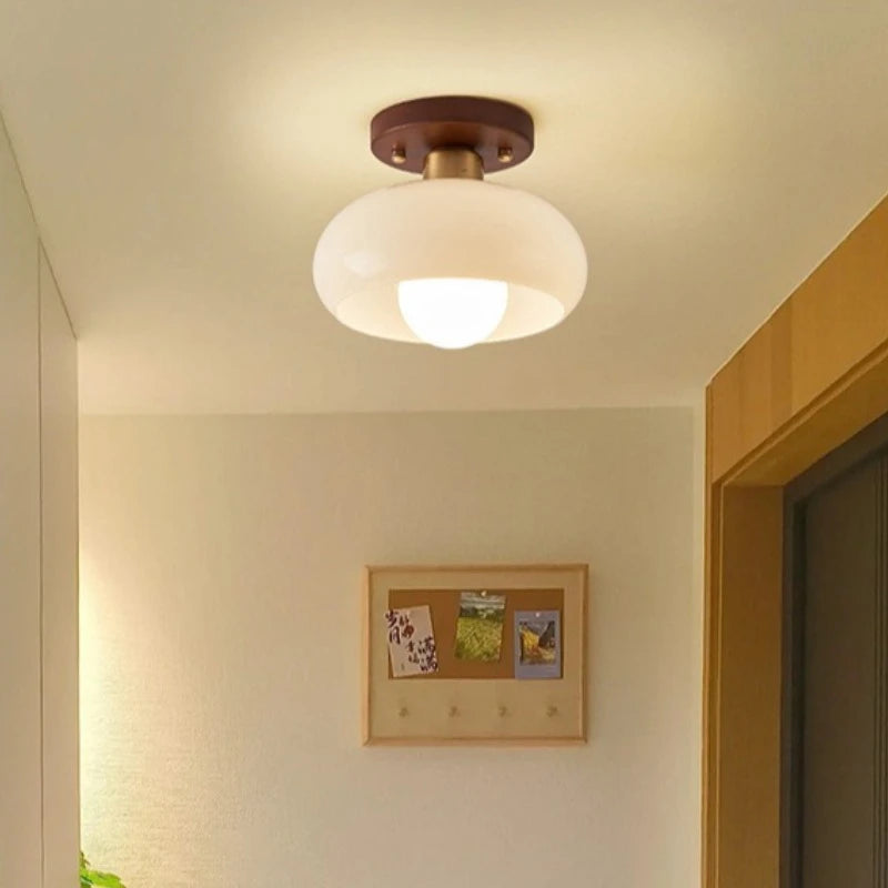 Plafonnier champignon en verre crème et noyer – Vincennes, vue d’ambiance