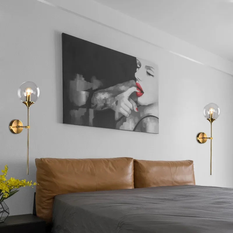 Applique globe de verre sur tige dorée ou chromée – Beynac dans un intérieur