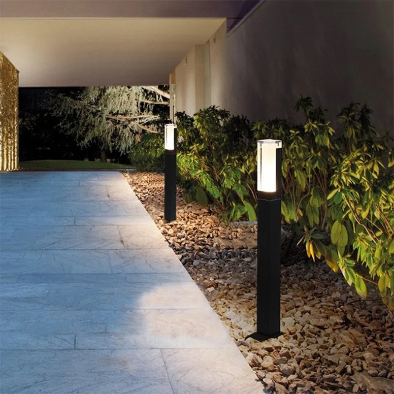 Petite borne de jardin carrée, tête lumineuse, 30 cm – Moliets, vue d’ambiance