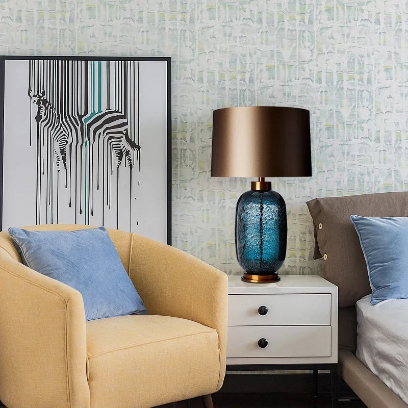 Lampe à poser en verre soufflé coloré et abat-jour – Bevagna dans un intérieur