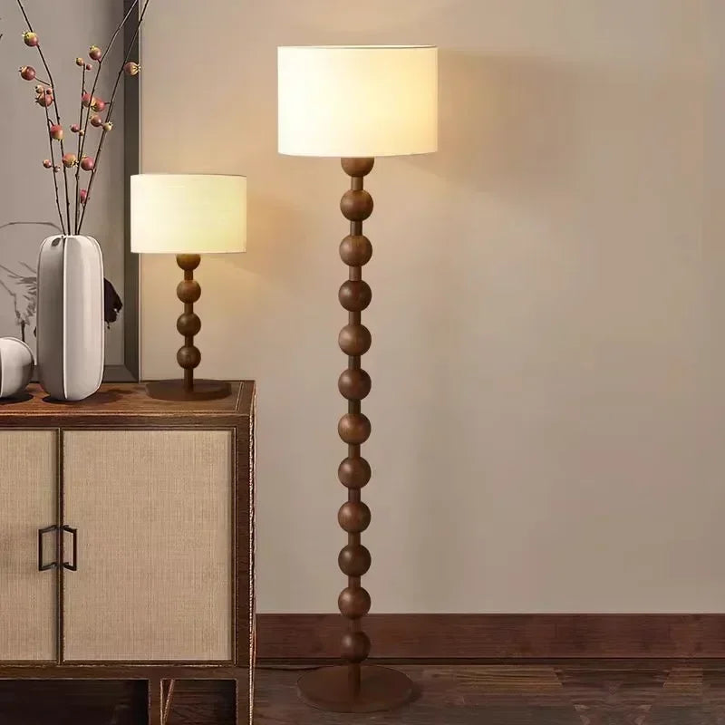Lampadaire en bois massif, style japonais, deux modèles – Ouchi, vue d’ambiance