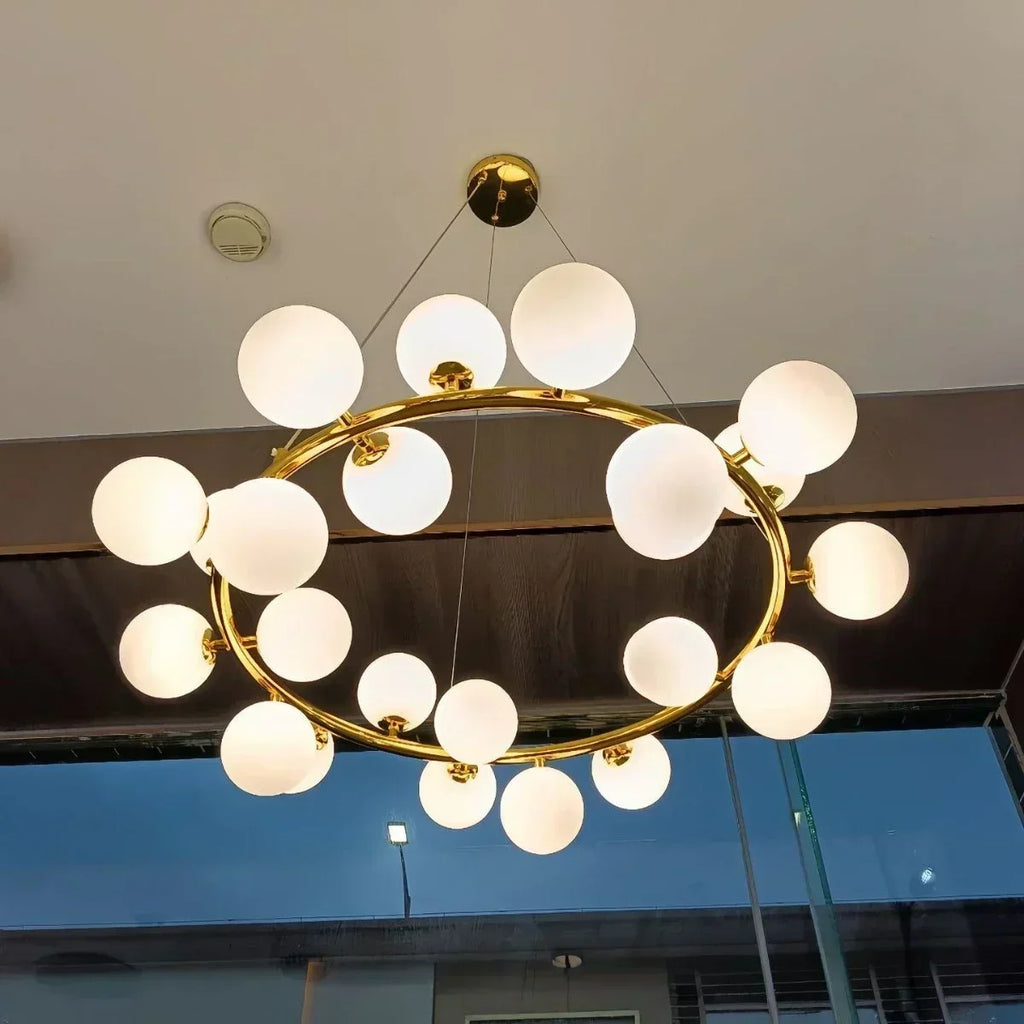Suspension couronne de globes de verre, dorée ou noire – Marly, vue d’ambiance