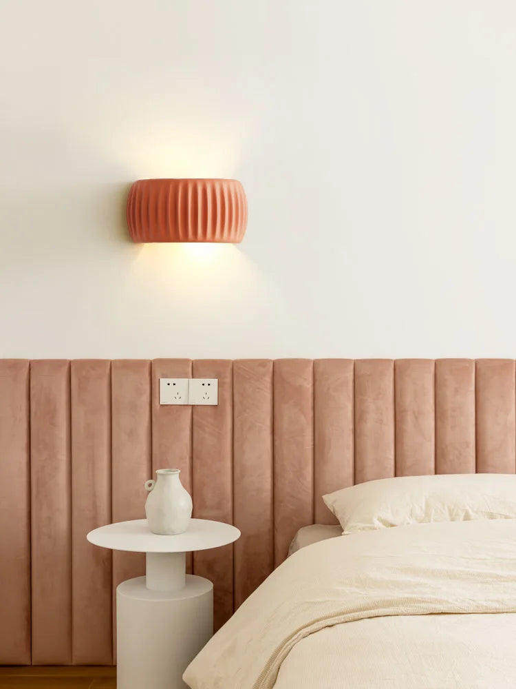 Applique demi-lune plissée en résine, terracotta ou crème – Paimpol dans un intérieur