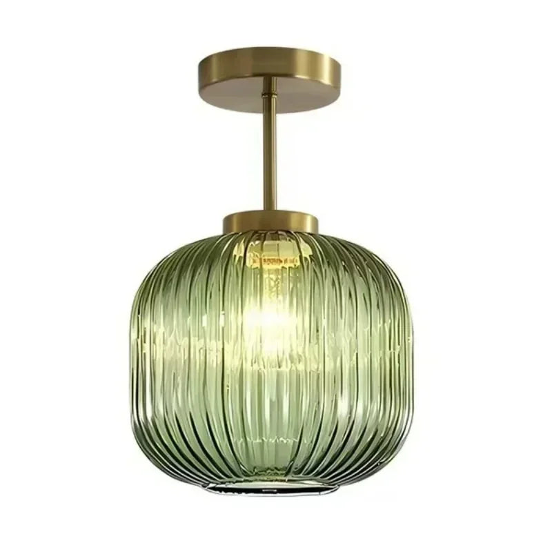 Plafonnier en verre strié et laiton, quatre teintes, Ø 20 cm – Levico dans un intérieur