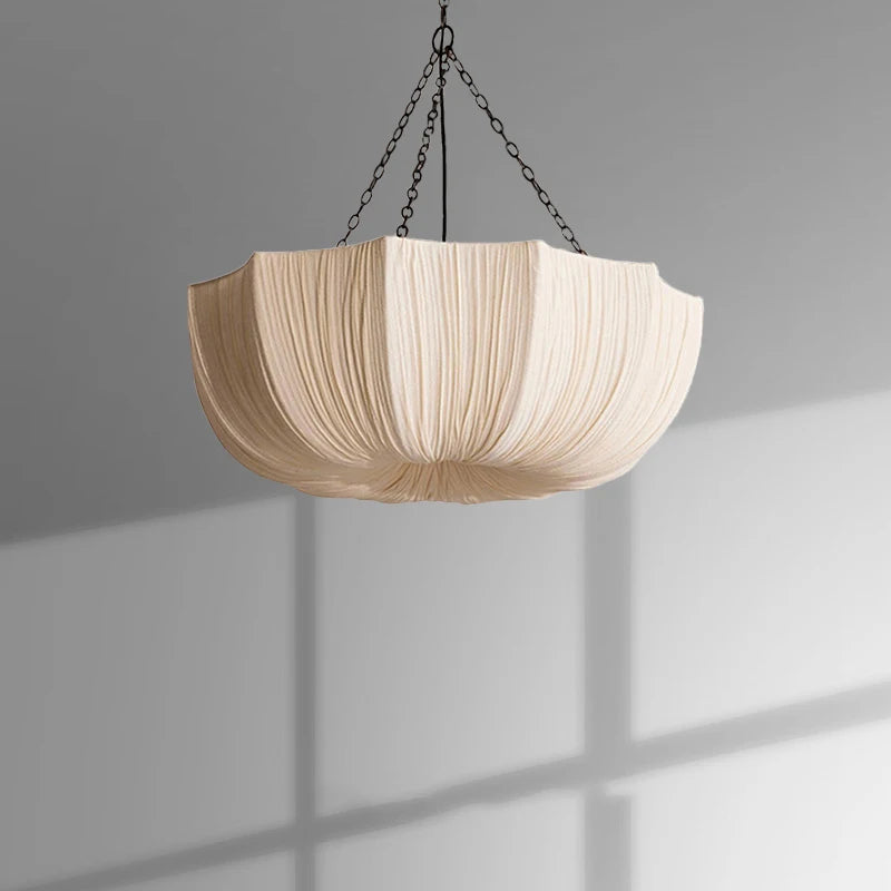 Suspension corolle en tissu plissé, esprit wabi-sabi – Yoshino, sur fond clair