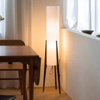 Lampadaire colonne en tissu sur trépied en bois – Asuka, vue d’ambiance