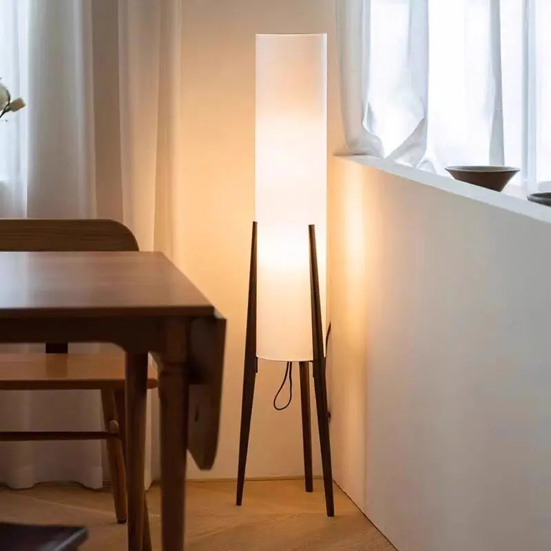 Lampadaire colonne en tissu sur trépied en bois – Asuka, vue d’ambiance