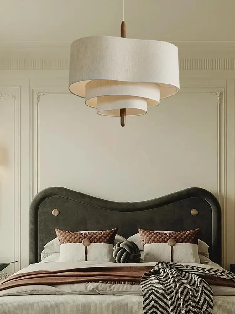 Plafonnier étagé en tissu, abat-jour blanc ou noir – Kakunodate dans un intérieur