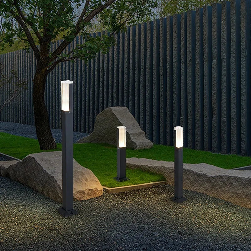 Petite borne de jardin carrée, tête lumineuse, 30 cm – Moliets, vue d’ambiance