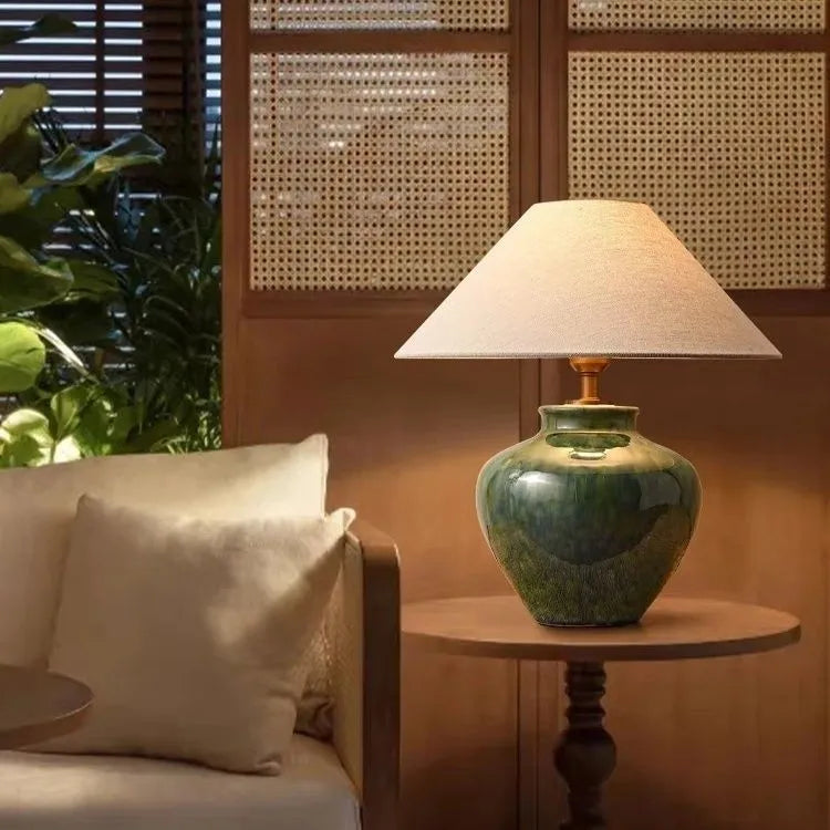 Lampe jarre en céramique, vert émaillé ou terre cuite – Fayence, vue d’ambiance
