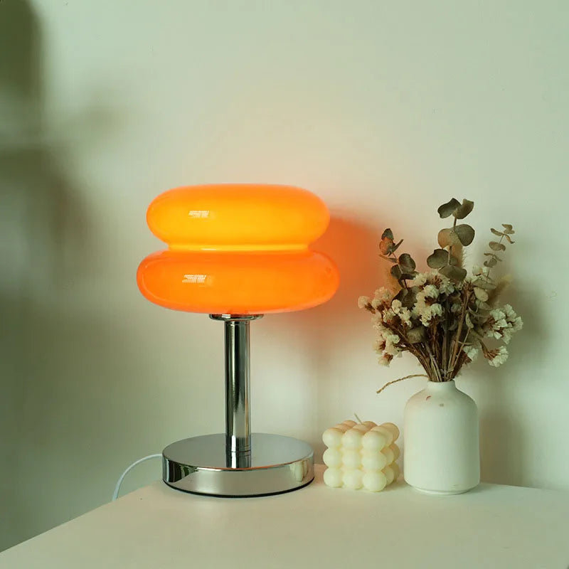 Lampe à poser macaron en verre coloré – Juan-les-Pins, vue d’ambiance