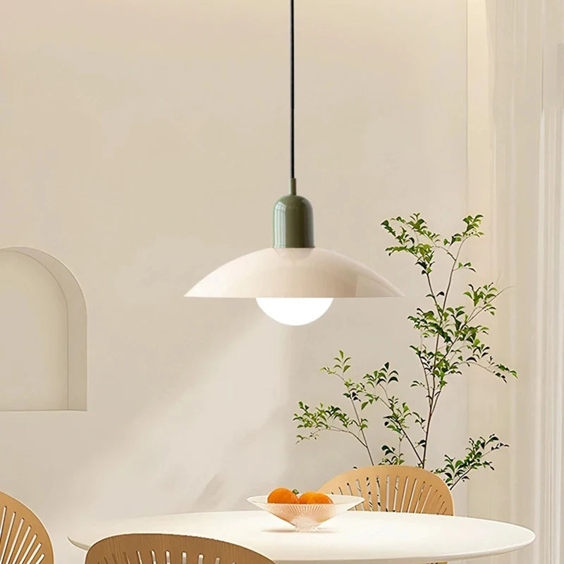 Suspension chapeau en métal coloré, scandinave – Camogli dans un intérieur