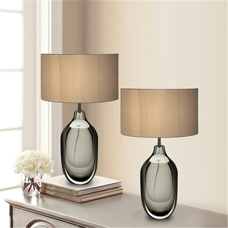 Lampe à poser en verre soufflé coloré et abat-jour – Bevagna, vue d’ambiance