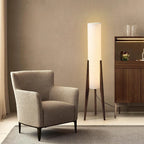 Lampadaire trépied en bois et colonne de tissu – Murs, vue d’ambiance