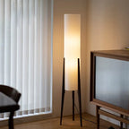 Lampadaire colonne en tissu sur trépied en bois – Asuka, vue d’ambiance