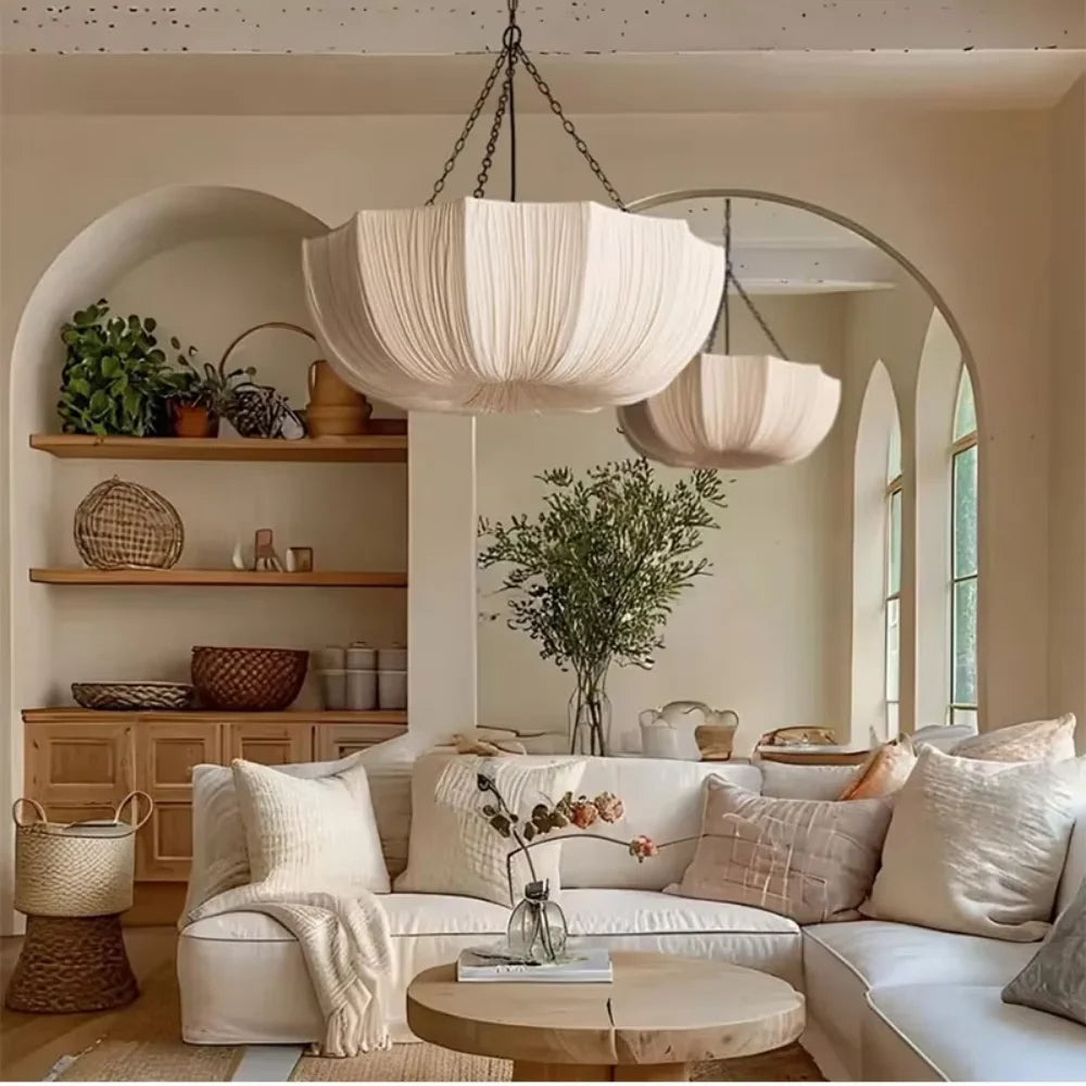 Suspension en tissu plissé et chaîne, style wabi-sabi – Ohara, vue d’ambiance