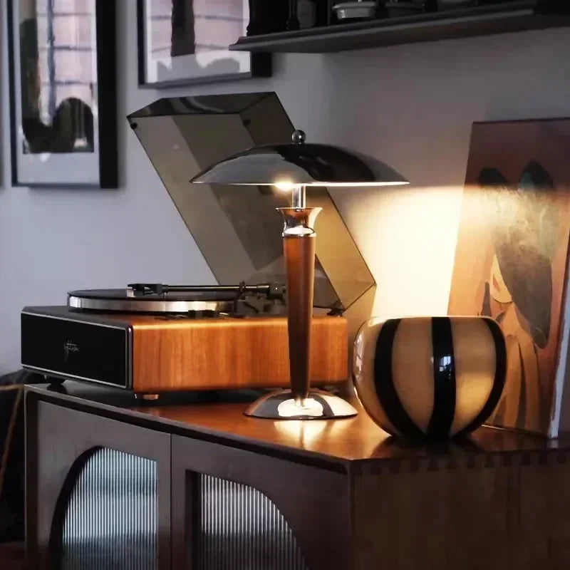 Lampe champignon en bois foncé et chrome, esprit Art déco – Deauville dans un intérieur