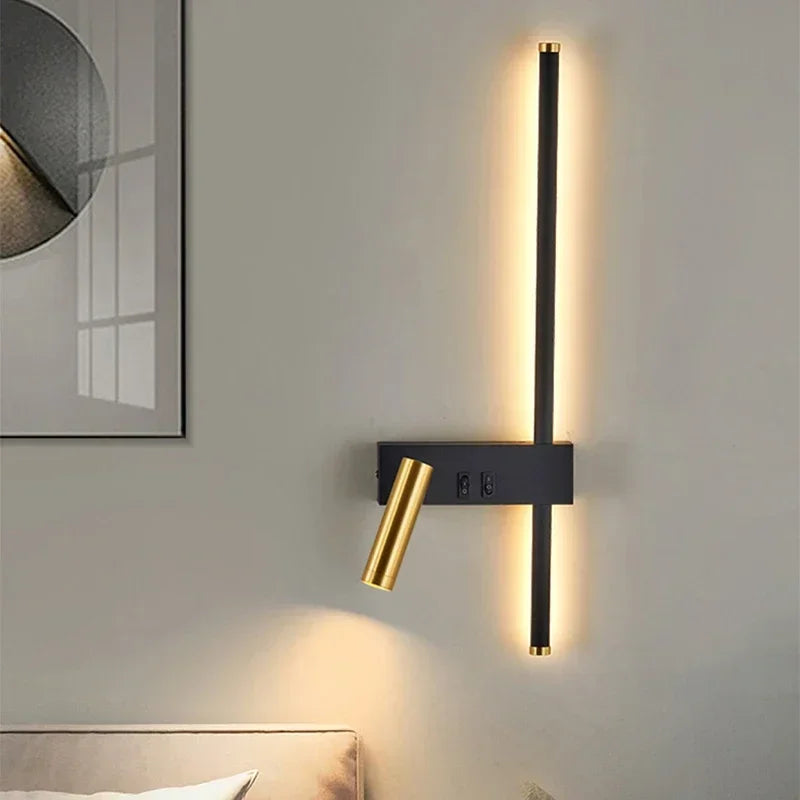 Applique LED barre noire et liseuse dorée orientable – Malcesine dans un intérieur