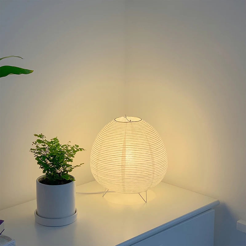 Lampe à poser en papier de riz, esprit japonais – Agay, vue d’ambiance