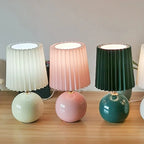 Lampe pied boule en céramique et abat-jour plissé – Marsanne, vue d’ambiance