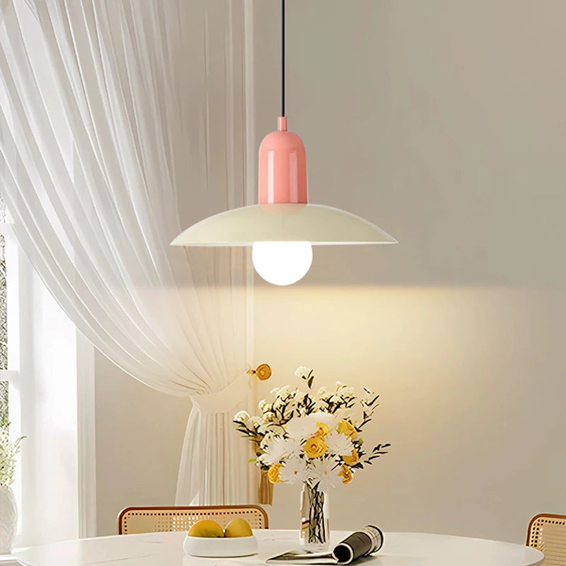 Suspension chapeau en métal coloré, scandinave – Camogli, vue d’ambiance