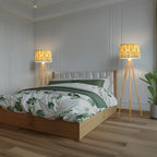 Lampadaire trépied en bois et abat-jour tambour – Callas, vue d’ambiance