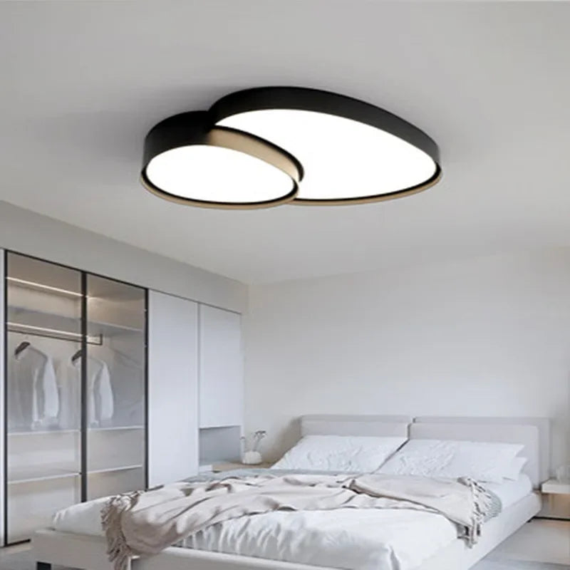 Plafonnier LED en forme de galets, noir ou blanc – Bréhat dans un intérieur