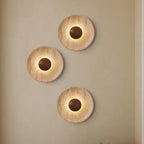 Applique disque en travertin et sphère en bois, Ø 25 cm – Venasque allumée