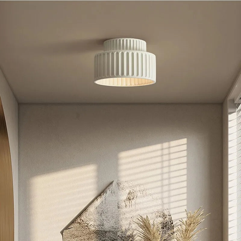 Plafonnier strié en résine, vert, blanc ou crème – Lagrasse, vue d’ambiance